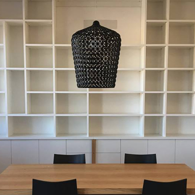 Living | tavolo e libreria su misura